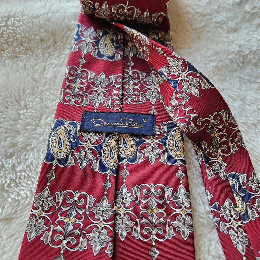 Oscar de la‎ Renta Mens Silk Tie Burgundy Red Paisley Baroque Scroll Geometric